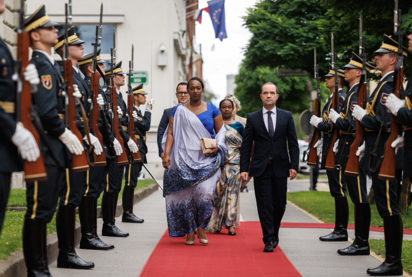 Prihod veleposlanice Republike Ruande v palačo, med častno četo.