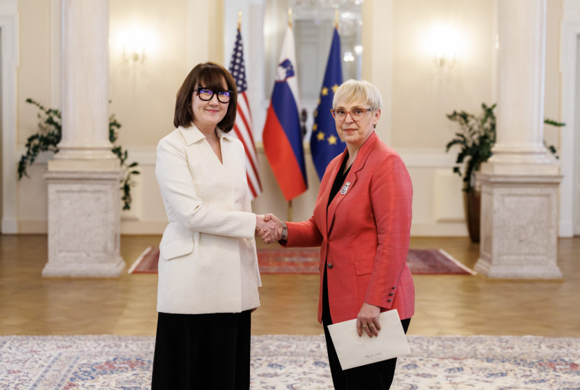 Veleposlanica ZDA se rokuje s predsednico republike.