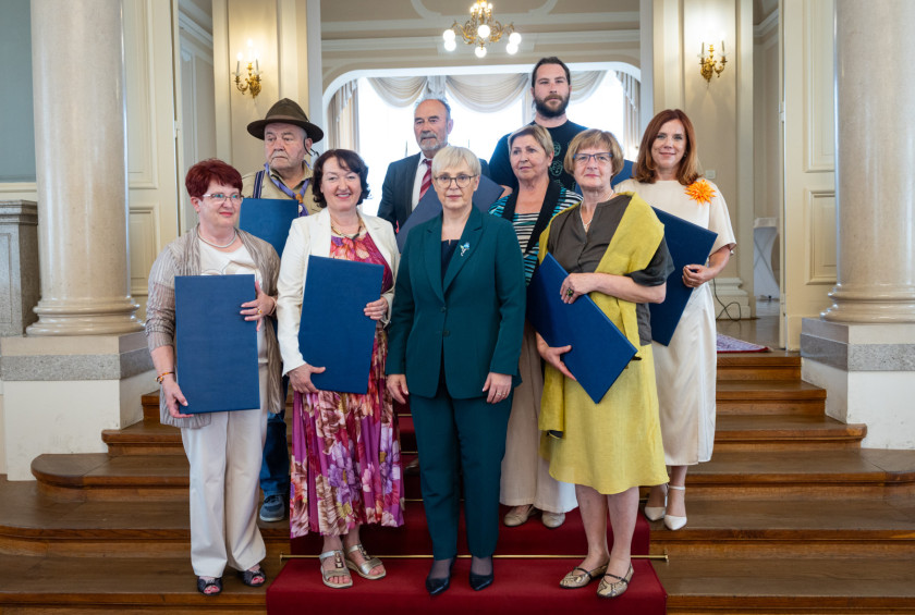 Skupinska fotografija dobitnikov priznanj in predsednice.