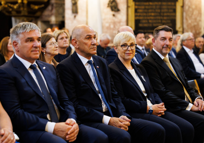 Predsednica in drugi povabljenci sedijo v stolnici in spremljajo sveto mašo.