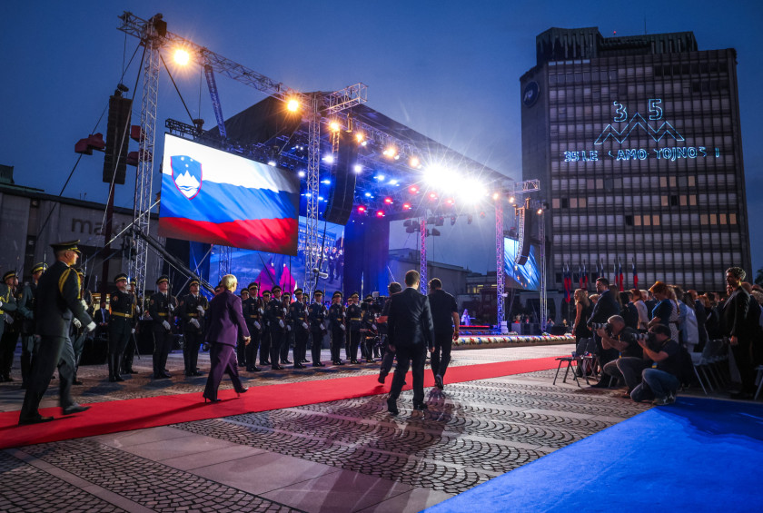 Predsednica prihaja na prizorišče proslave.