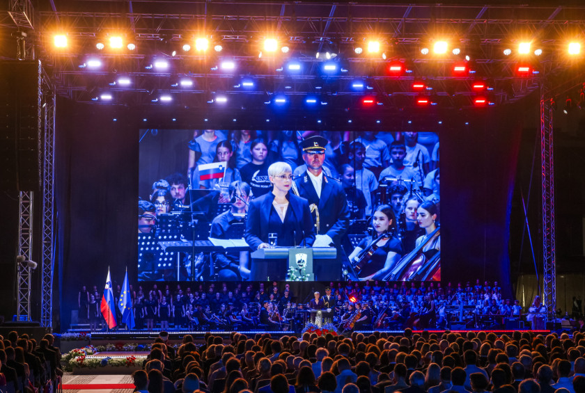 Predsednica iz odra nagovarja zbrane na proslavi.