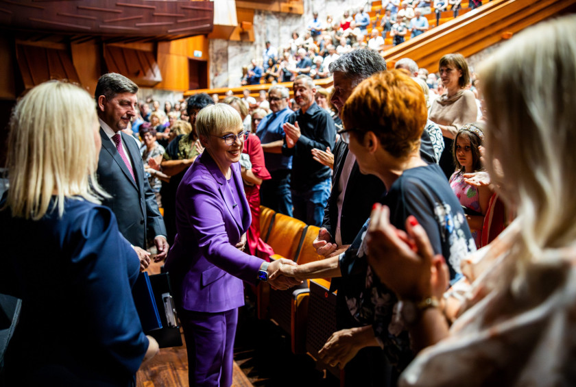 Predsednica se rokuje z udeleženci koncerta.