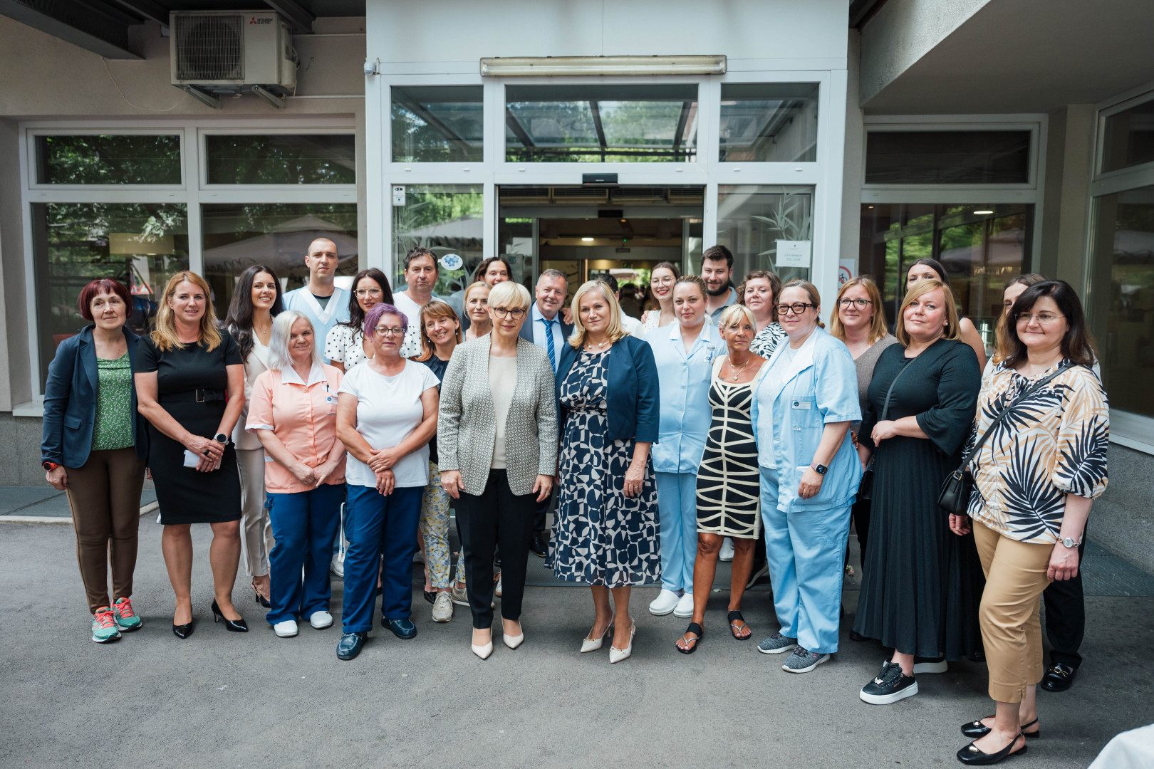 Skupinska fotografija zaposlenih v Domu upokojencev Center s predsednico republike. 