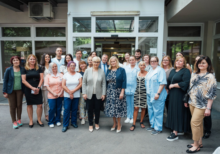 Skupinska fotografija zaposlenih v Domu upokojencev Center s predsednico republike. 