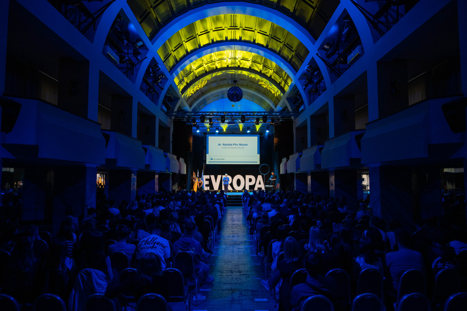 Predsednica republike med govorom za zaključni slovesnosti programa Šola ambasadorka Evropskega parlamenta. 