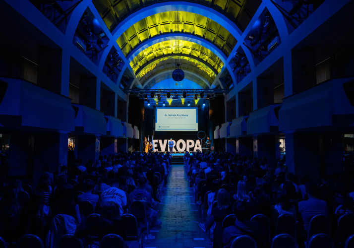 Predsednica republike med govorom za zaključni slovesnosti programa Šola ambasadorka Evropskega parlamenta. 