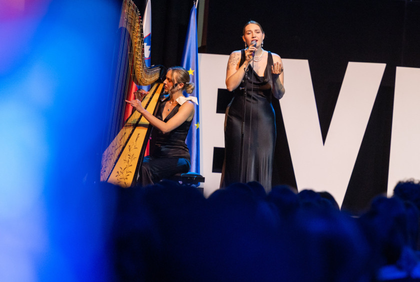 Duo De Liri med izvajanjem glasbene točke. 