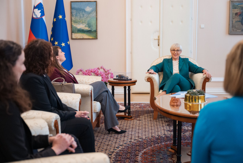 Predsednica in predstavnice informacijske pooblaščenke sedijo na foteljih.