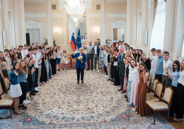 Skupinska fotografija predsednice in osnovnošolcev v Veliki dvorani.