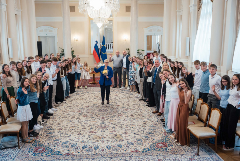 Skupinska fotografija predsednice in osnovnošolcev v Veliki dvorani.