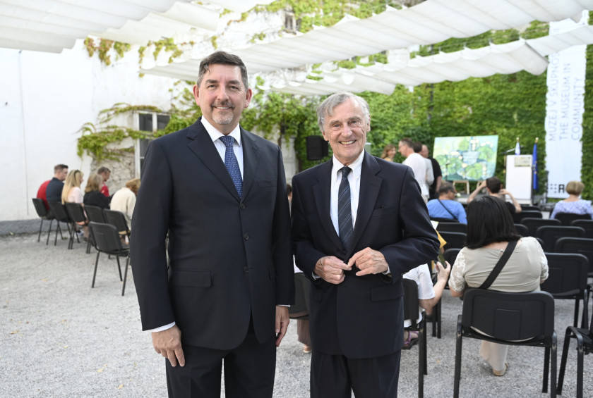 Dr. Musar in gospod v črni obleki.