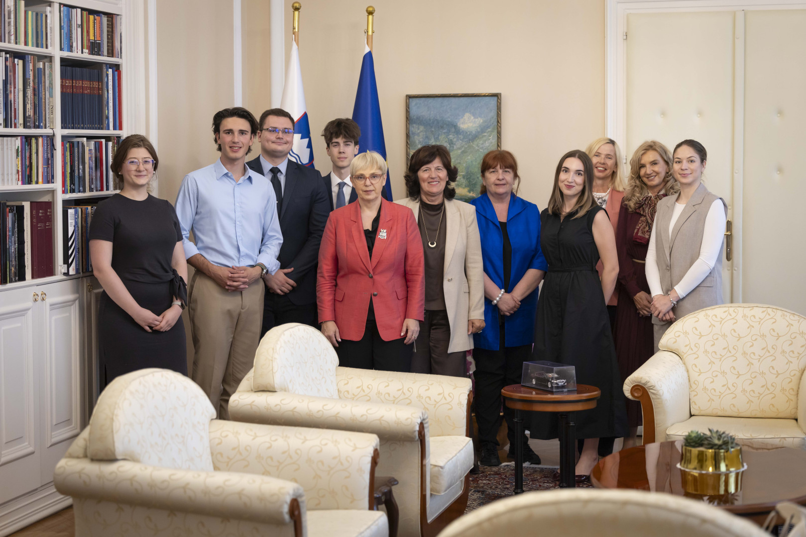 Skupinska fotografija predsednice s predstavniki koordinacije Mekos.
