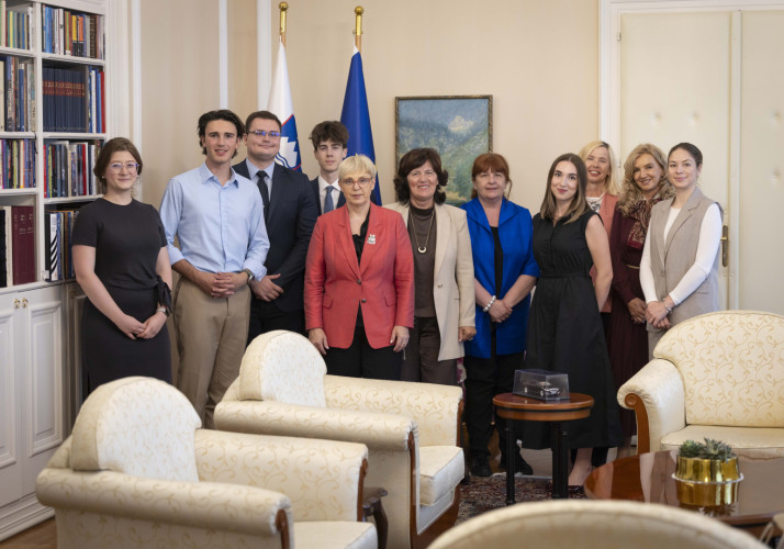 Skupinska fotografija predsednice s predstavniki koordinacije Mekos.