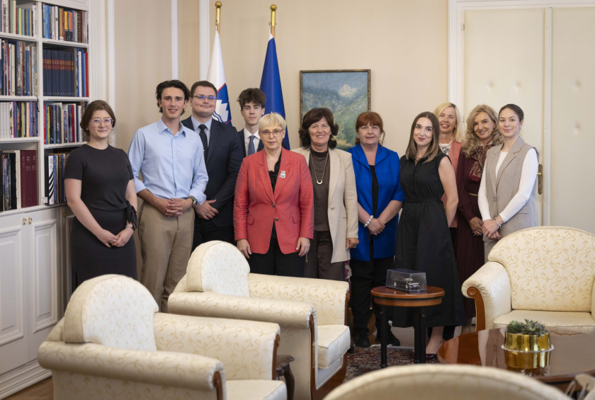 Skupinska fotografija predsednice s predstavniki koordinacije Mekos.