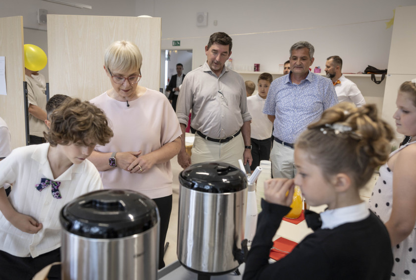 V kuhinji je že vse pripravljeno za dogodek. Otroci predsednici in njenemu soprogu predstavljajo, kaj vse so pripravili. 