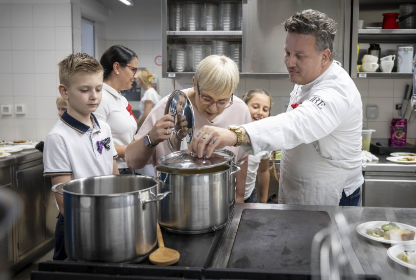 Vrhunski chef in prejemnik Michelinove zvezdice Jorg Zupan predsednici predstavlja meni večera. 