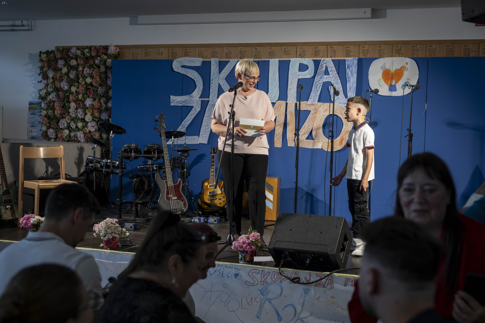 Predsednica republike na odru v pogovoru z mladim stand up komikom iz Osnovne šole Zalog. 
