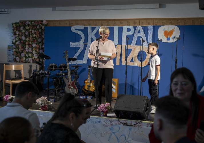 Predsednica republike na odru v pogovoru z mladim stand up komikom iz Osnovne šole Zalog. 