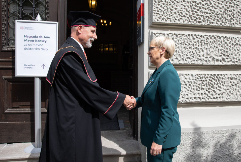 Predsednica republike med rokovanjem z rektorjem Univerze v Ljubljani dr. Gregorjem Majdičem. 