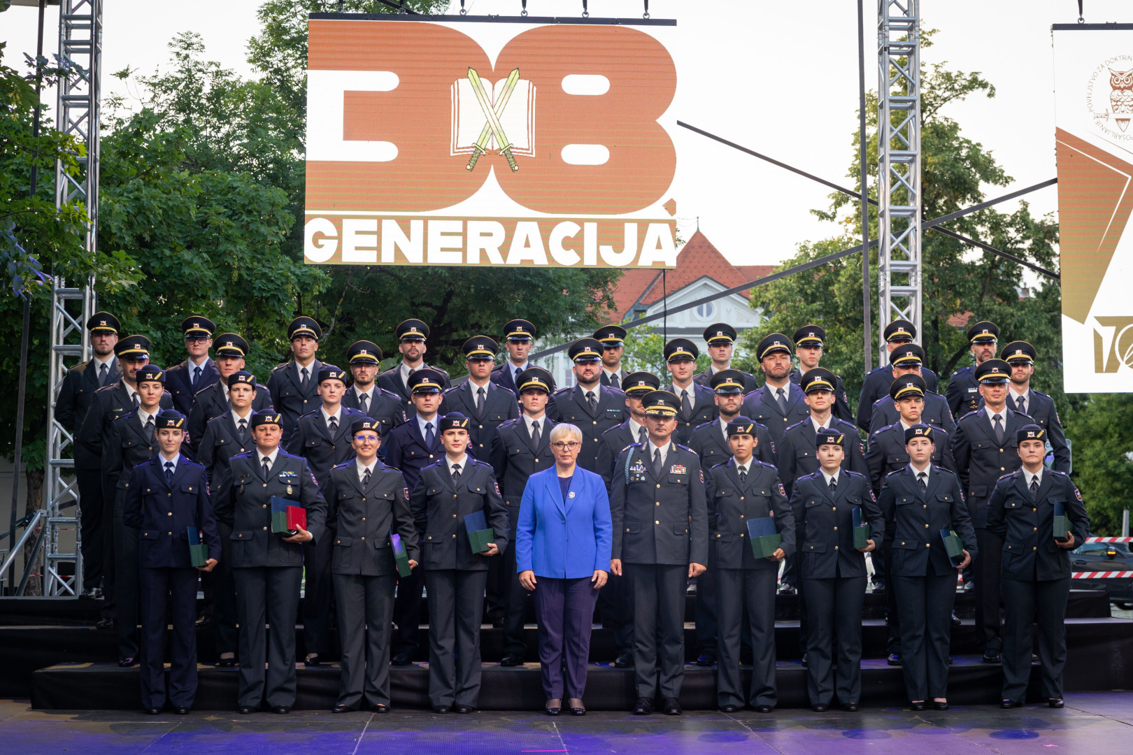 Skupinska fotografija predsednice republike in poročnikov, poročnic 38. generacije. 