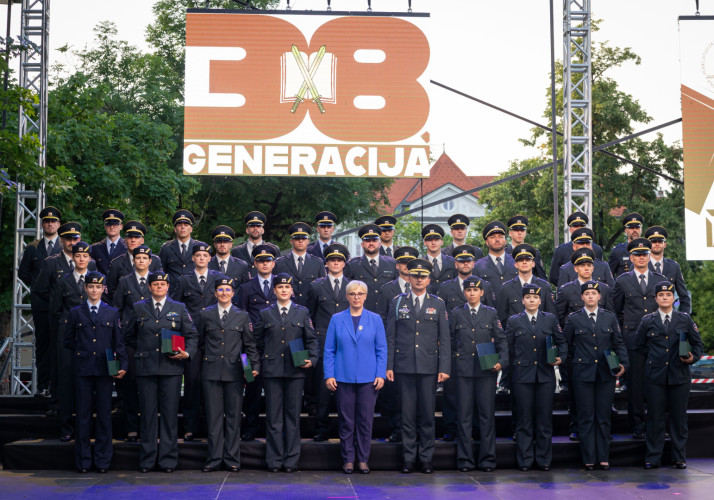 Skupinska fotografija predsednice republike in poročnikov, poročnic 38. generacije. 