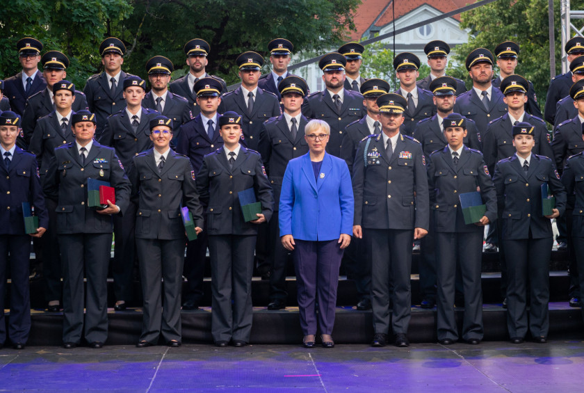 Skupinska fotografija predsednice republike in poročnikov, poročnic 38. generacije. 