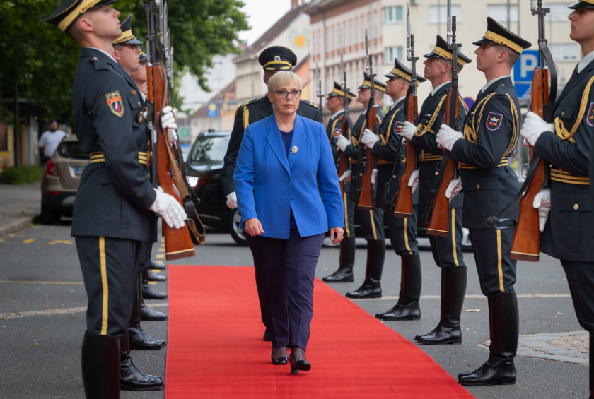 Predsednica republike med prehodom kordona pripadnikov Garde Slovenske vojske. 