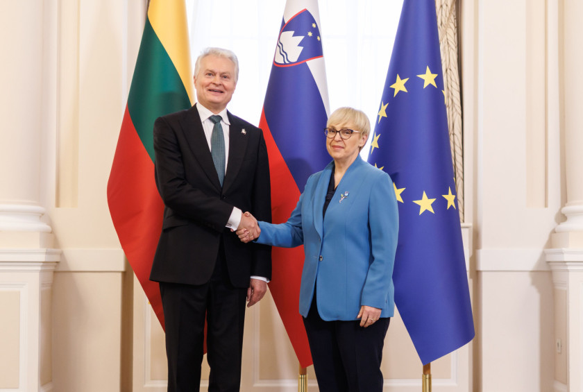 Litvanski predsednik in slovenska predsednica se rokujeta.
