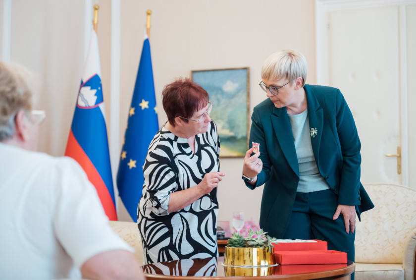 Predsednica republike in Margareta Atenšek in predsednica republike med ogledom magnetnih sovic.