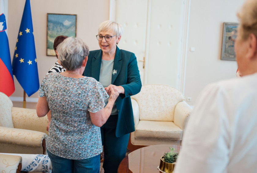 Predsednica republike in tri upokojene ustvarjalke in prostovoljke – Emilija Gregorčič, Margareta Atenšek in Milena Dimec –, ki v okviru Univerze za tretje življenjsko obdobje ustvarjajo čudovita ročna dela. 