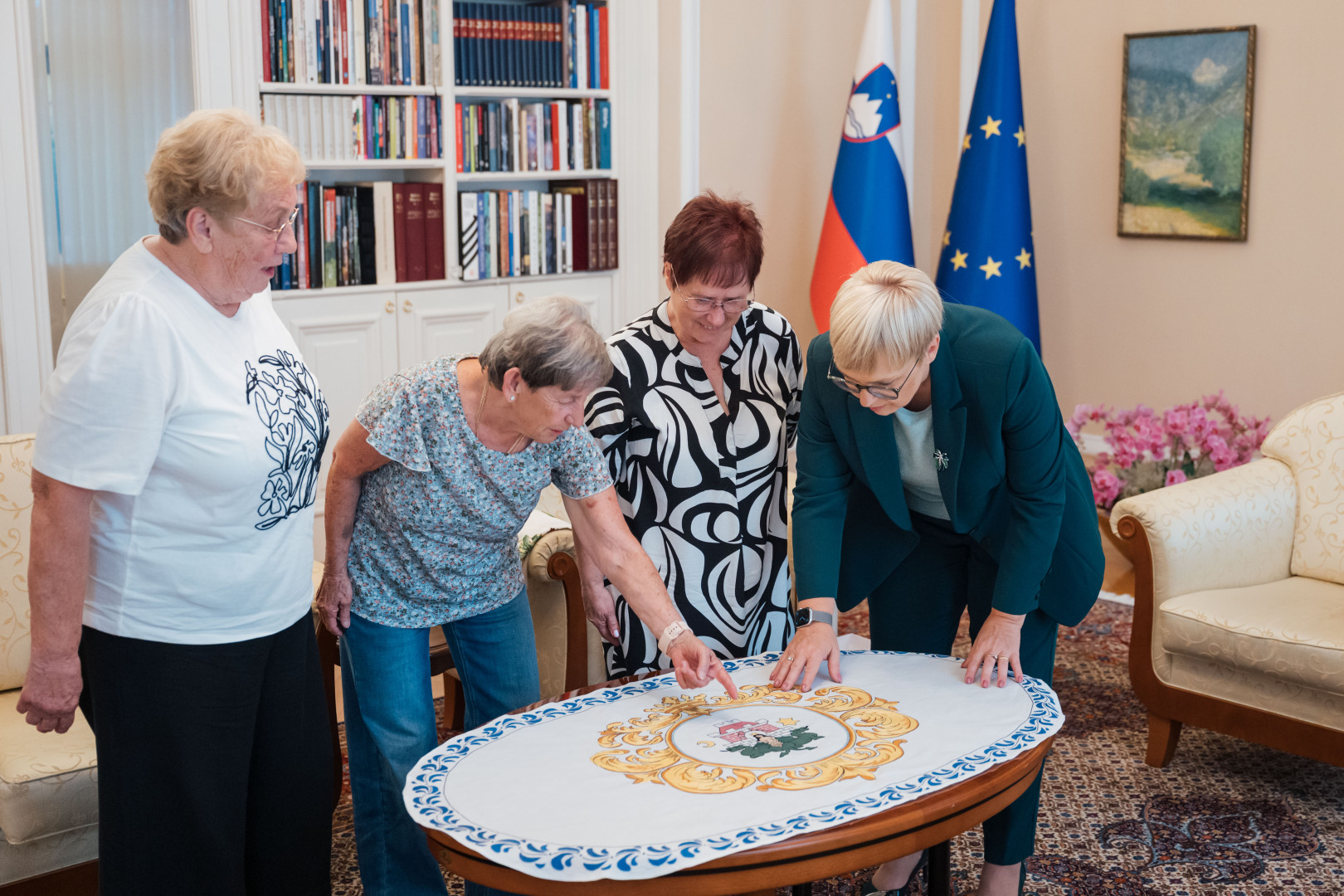 Predsednica republike in tri upokojene ustvarjalke in prostovoljke – Emilija Gregorčič, Margareta Atenšek in Milena Dimec –, ki v okviru Univerze za tretje življenjsko obdobje ustvarjajo čudovita ročna dela. 