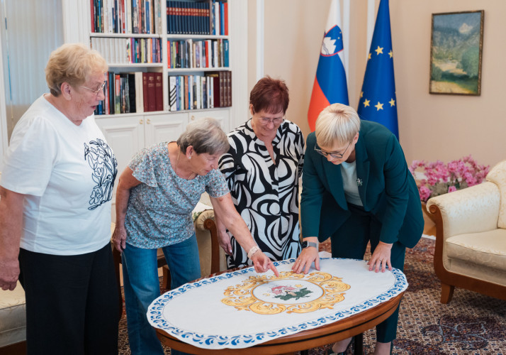 Predsednica republike in tri upokojene ustvarjalke in prostovoljke – Emilija Gregorčič, Margareta Atenšek in Milena Dimec –, ki v okviru Univerze za tretje življenjsko obdobje ustvarjajo čudovita ročna dela. 