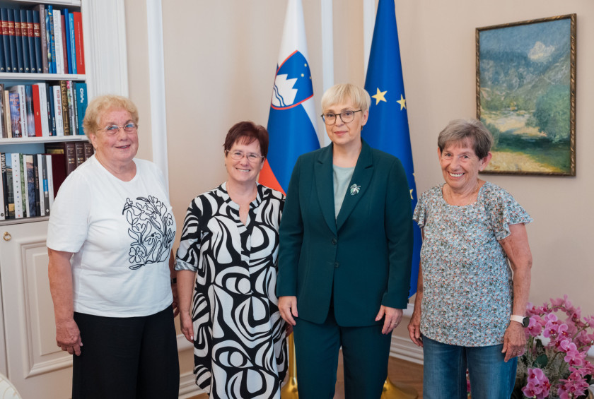 Predsednica republike in tri upokojene ustvarjalke in prostovoljke – Emilija Gregorčič, Margareta Atenšek in Milena Dimec –, ki v okviru Univerze za tretje življenjsko obdobje ustvarjajo čudovita ročna dela. 