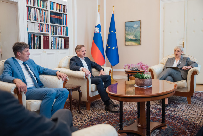 Predsednica se pogovarja s predstavniki političnih strank.