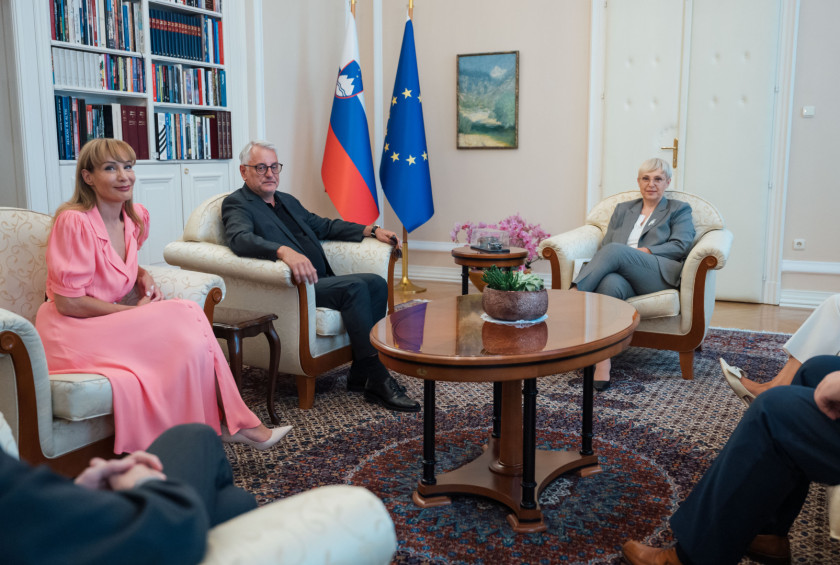 Predsednica se pogovarja s predstavniki političnih strank.