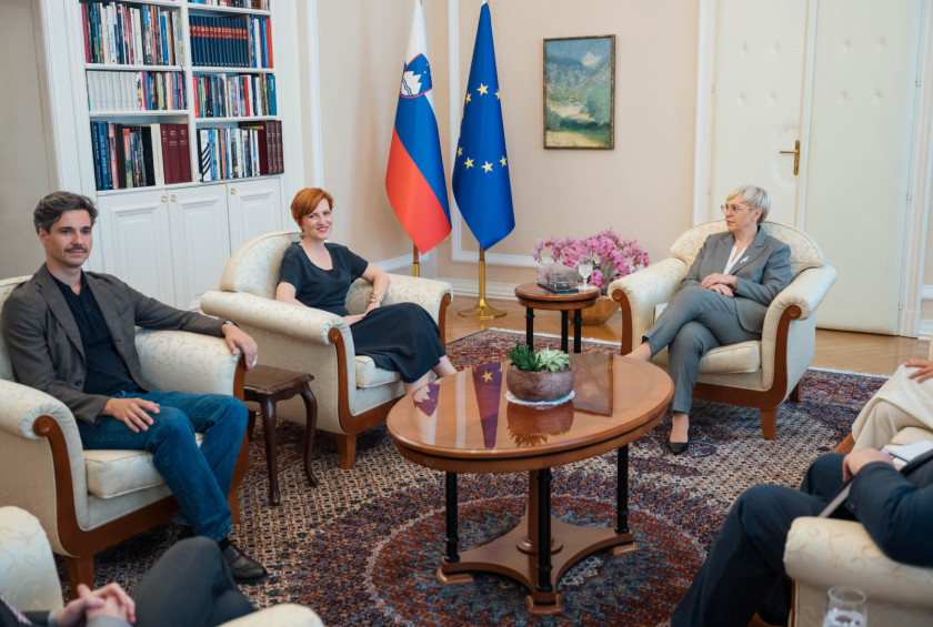 Predsednica se pogovarja s predstavniki političnih strank.