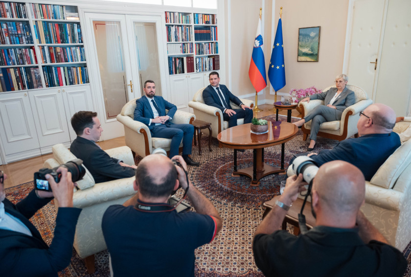 Predsednica se pogovarja s predstavniki političnih strank.
