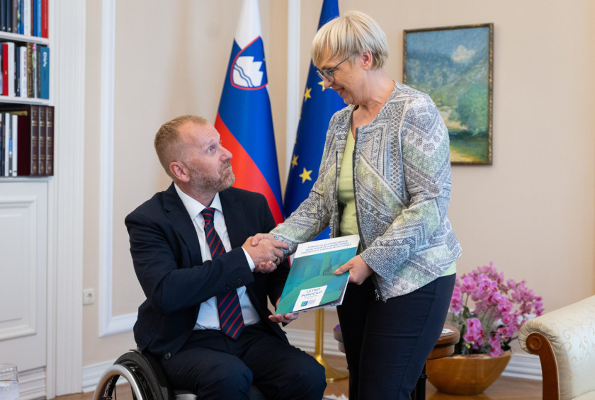 Predsednica republike Nataša Pirc Musar se rokuje z direktorjem FIHO Borutom Severjem ob predaji letnega poročila.