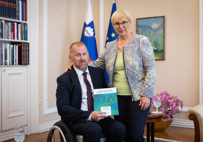 Predsednica republike Nataša Pirc Musar in direktor FIHO Borut Sever z letnim poročilom fundacije.