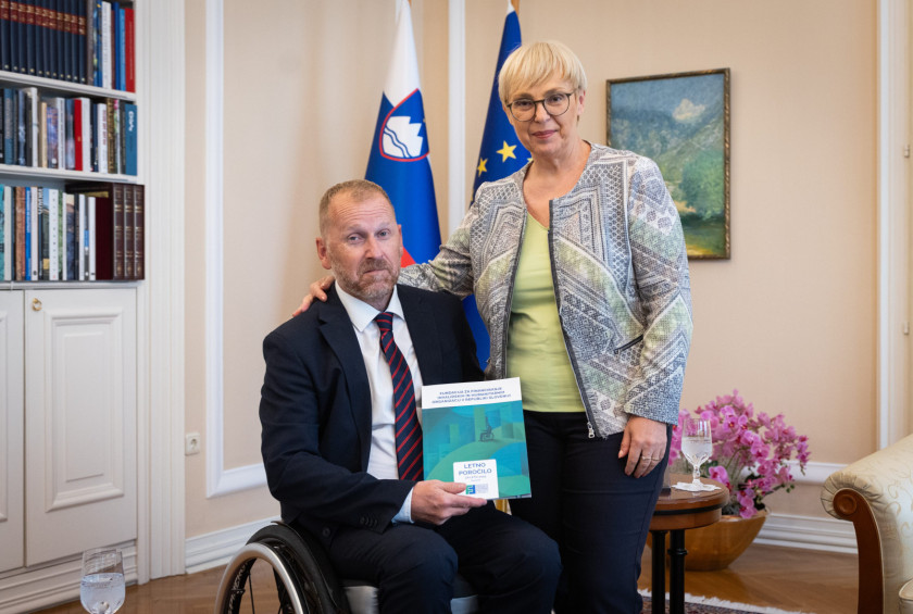 Predsednica republike Nataša Pirc Musar in direktor FIHO Borut Sever z letnim poročilom fundacije.