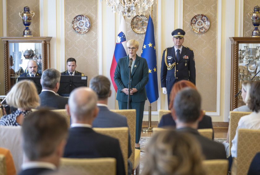 Predsednica ima nagovor.