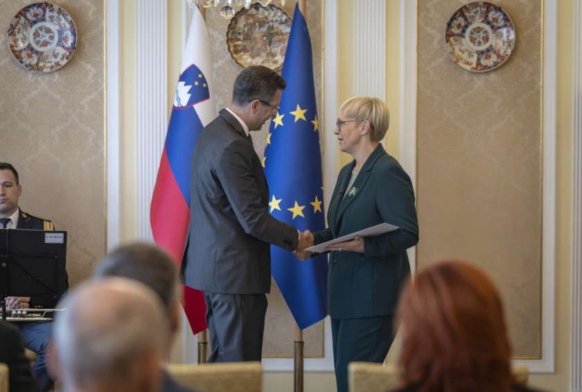 Predsednica predaja poverilno pismo novoimenovanemu veleposlanku.