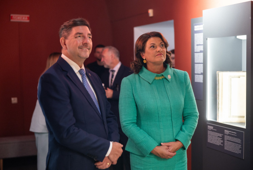 Soprog slovenske predsednice in soproga litvanskega predsednika si ogledujeta razstavo.