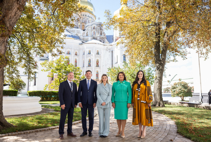Skupinska fotografija gostov pred samostanov.