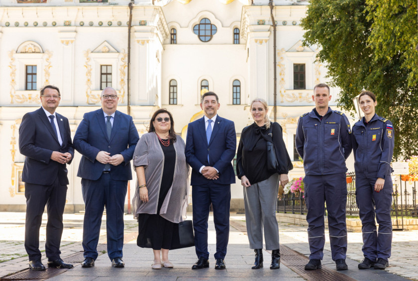 Skupinska fotografija članov slovenske delegacije pred samostanov.