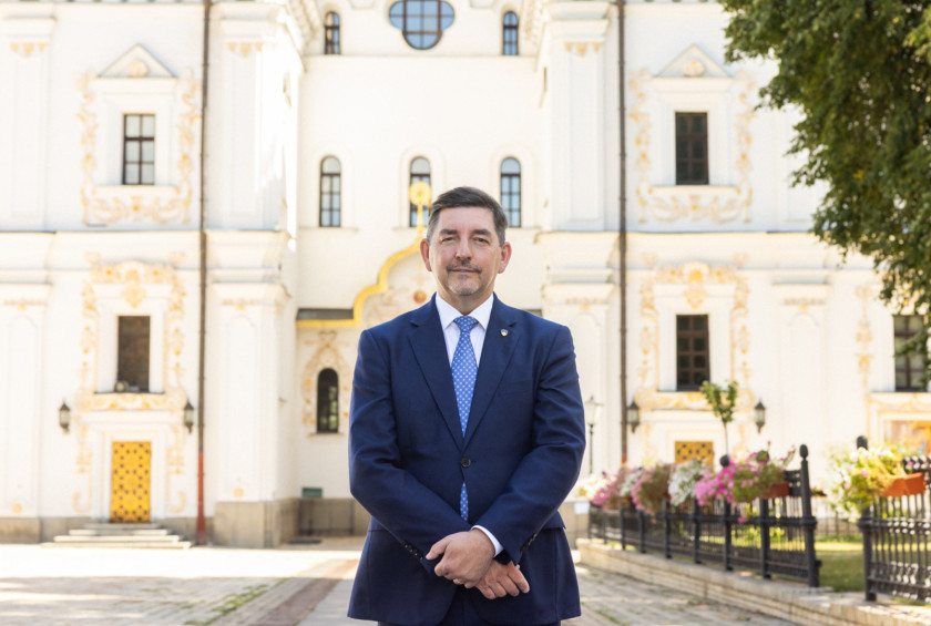 Portret soproga pred samostanom.