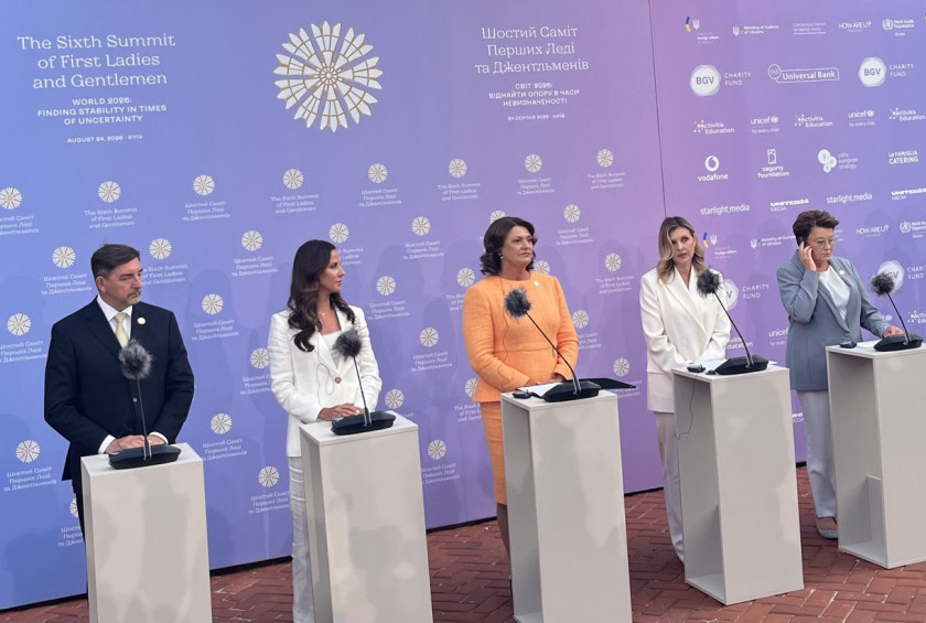 Soprog in štiri soproge so govorci na novinarski konferenci.