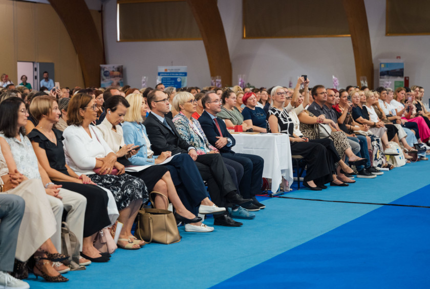Predsednica sedi v prvi vrsti z ostalimi udeleženci dogodka.