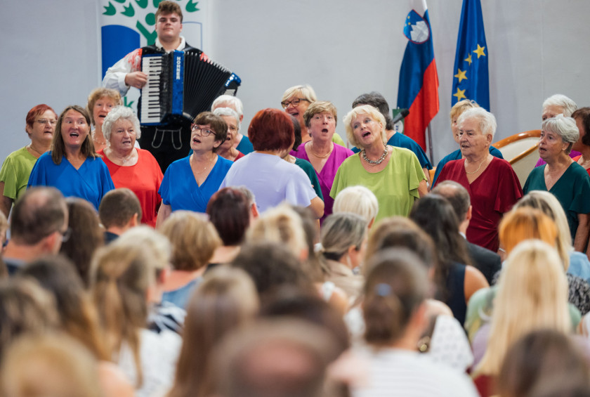 Pevski nastop ženskega pevskega zbora.